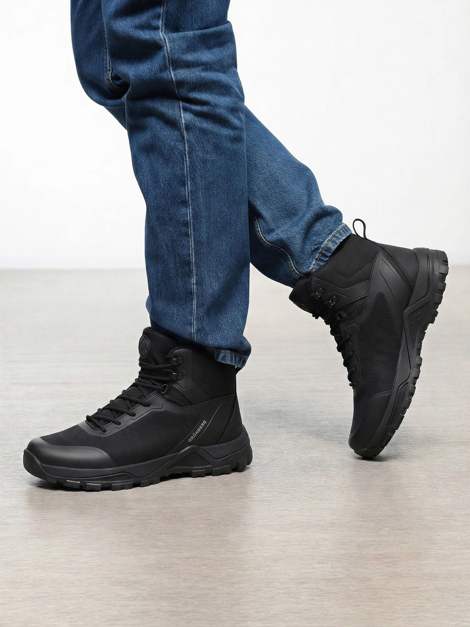 Ботинки черного цвета комбинированные на рельефной подошве